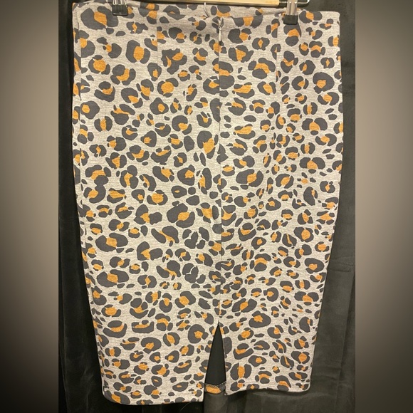 H&M 2-Piece Leopard Crop Midi SKIRT SET in GREAT condition. Size Medium - Picture 6 of 8